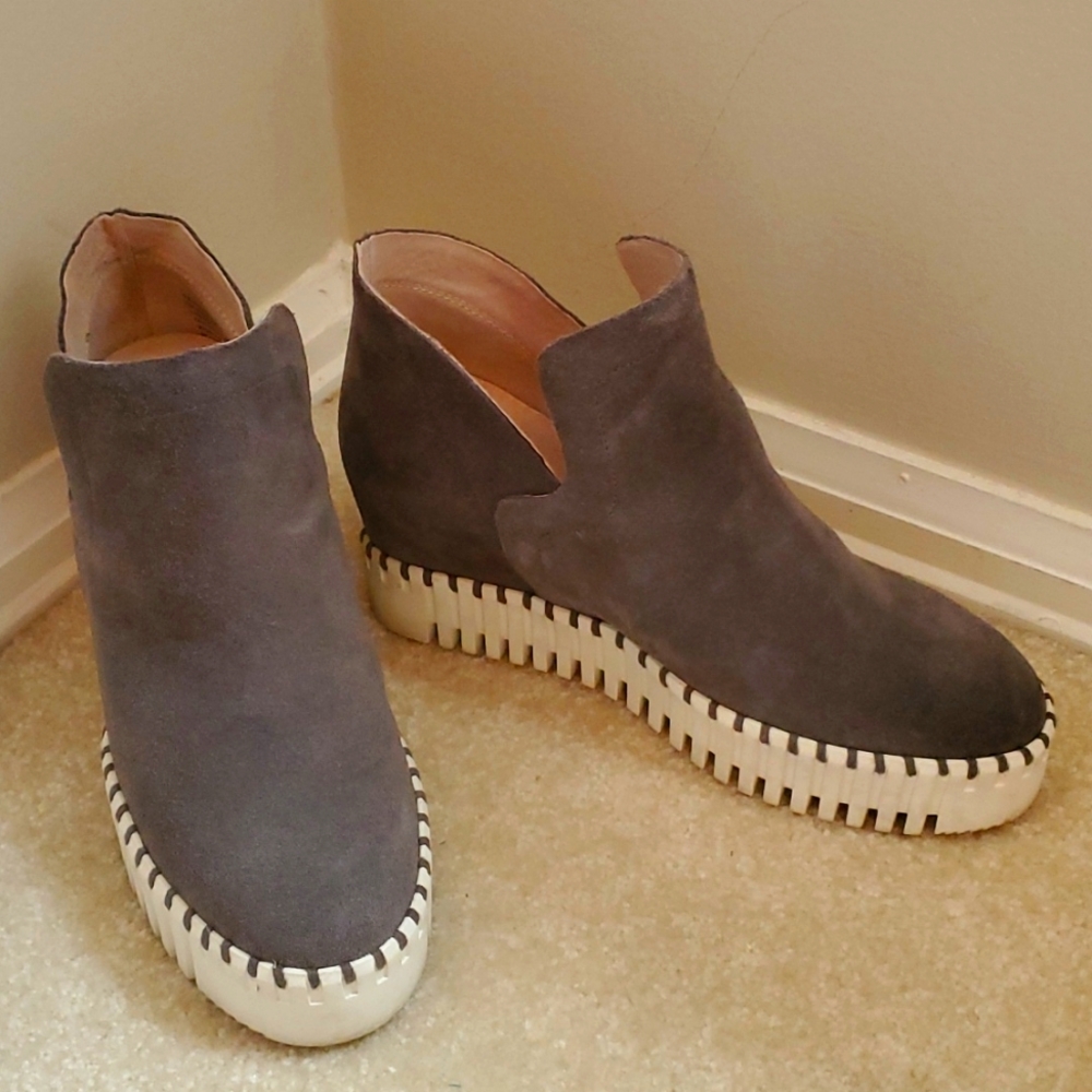 National Comfort Gray Suede Hidden Wedge Ankle Bootie Size 9